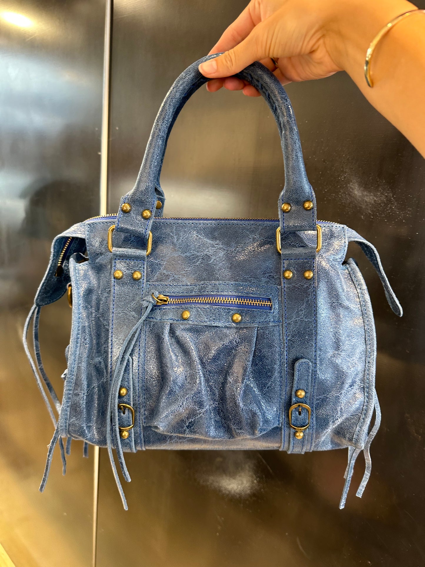 Borsa grande in pelle con borchie tonde e lacci
