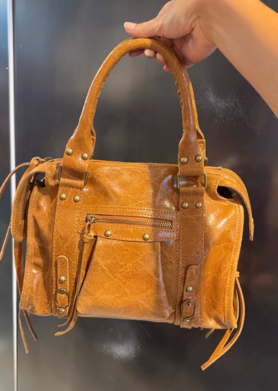 Borsa grande in pelle con borchie tonde e lacci