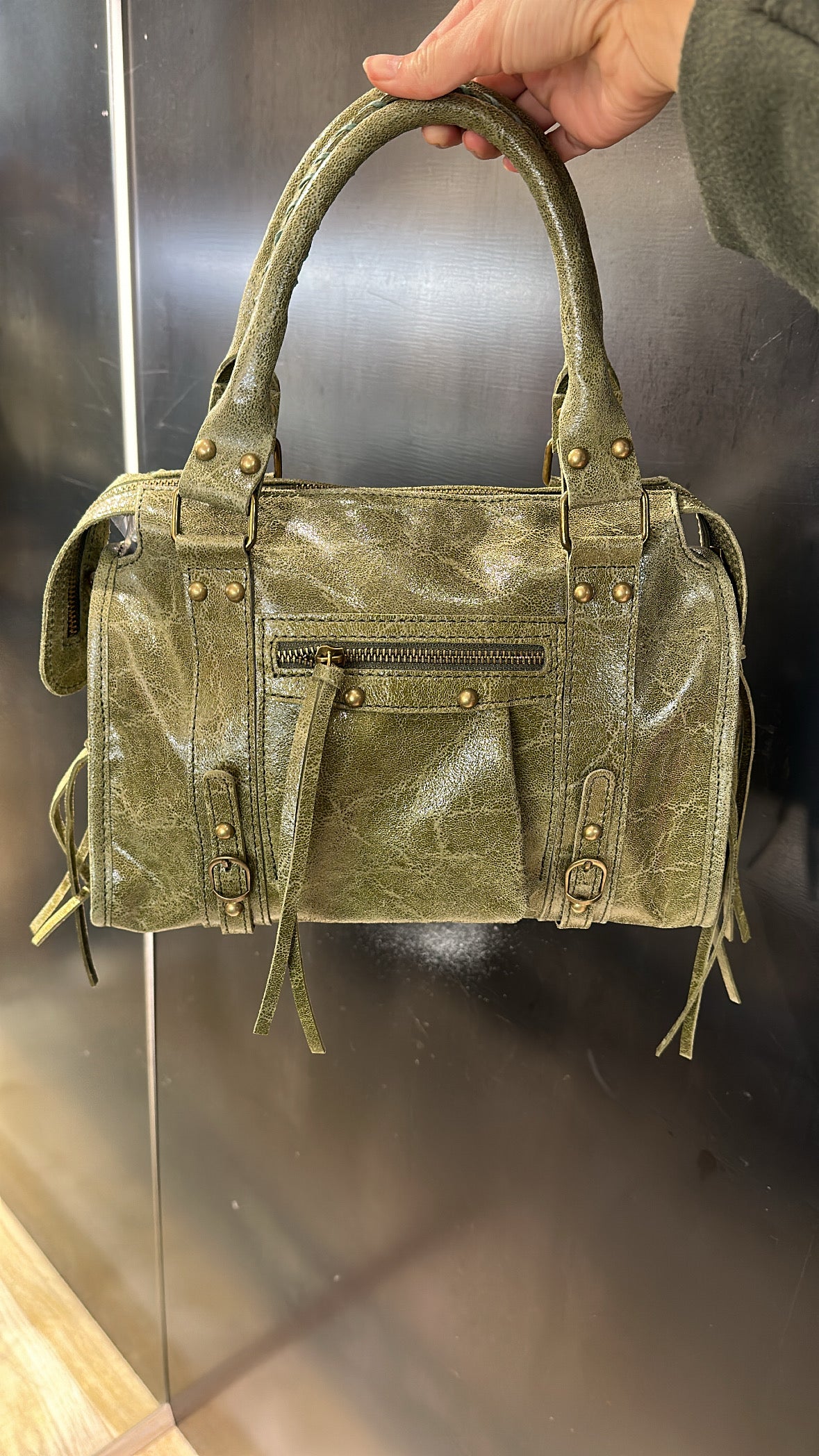 Borsa grande in pelle con borchie tonde e lacci
