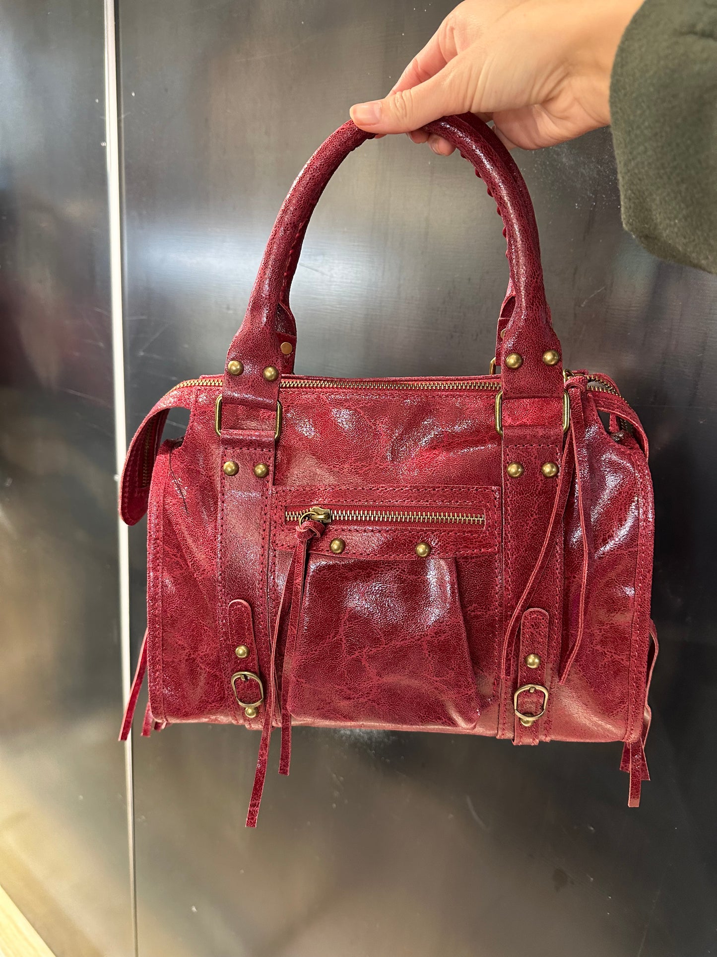 Borsa grande in pelle con borchie tonde e lacci