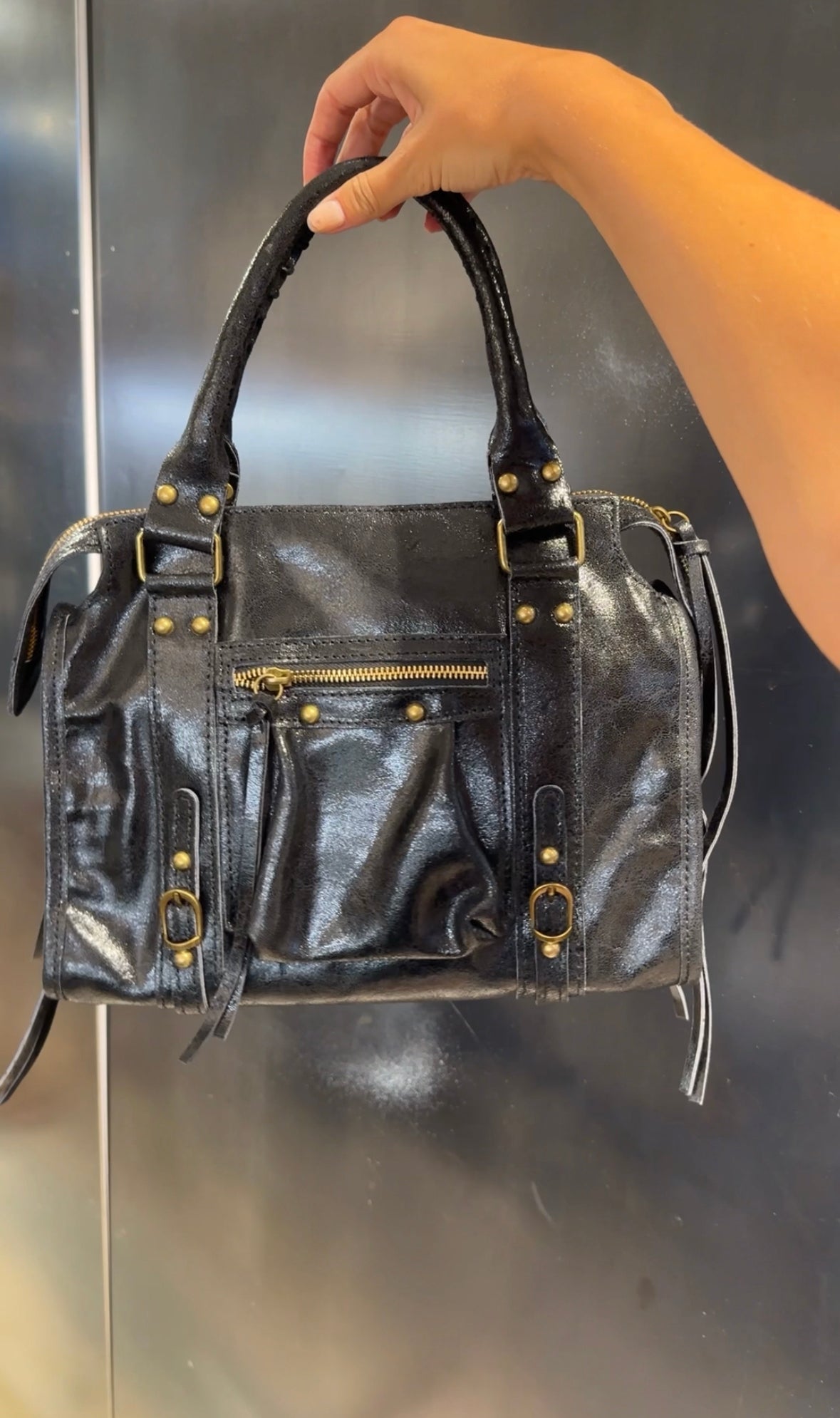 Borsa grande in pelle con borchie tonde e lacci