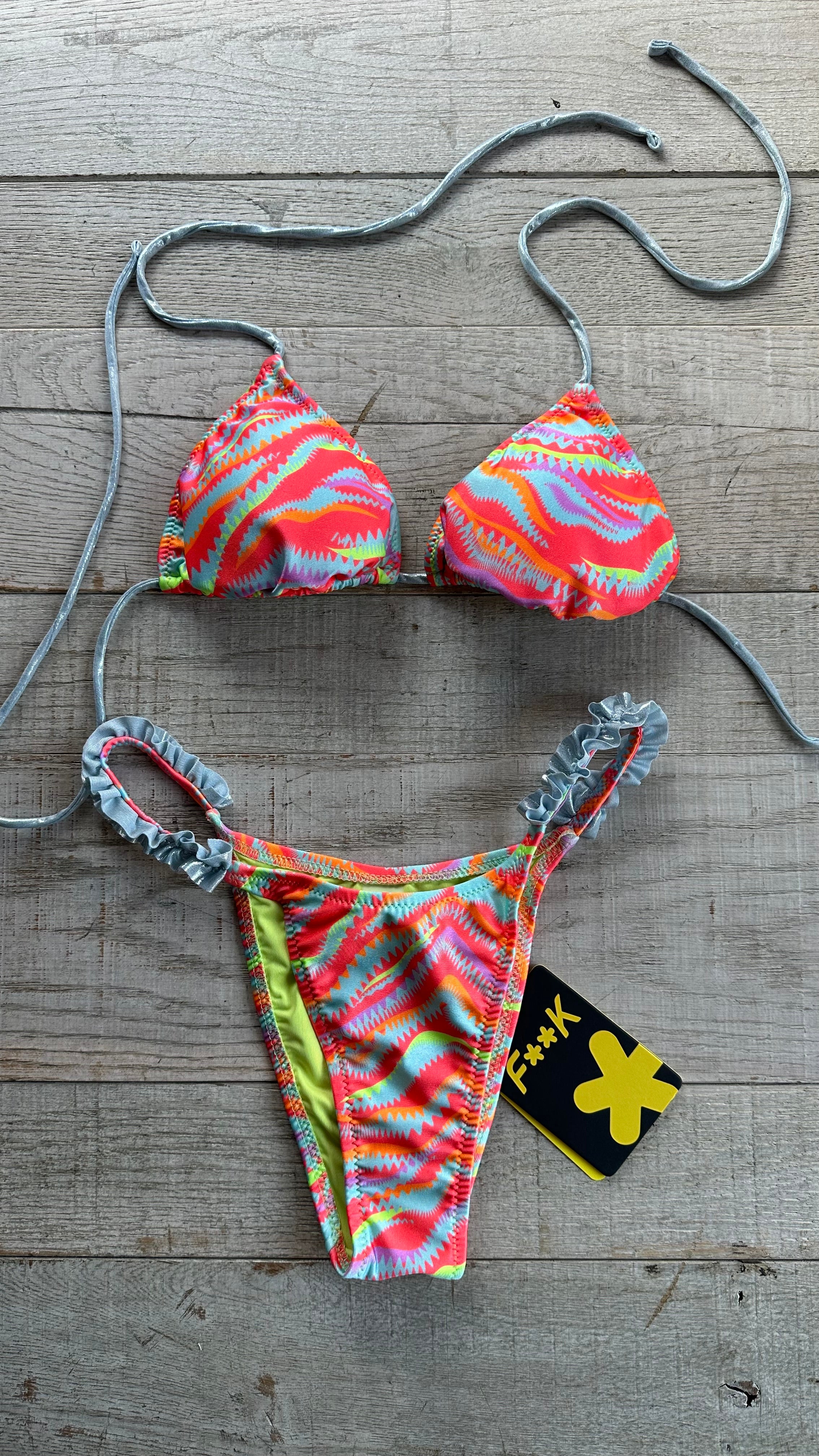 Triangolo Fluo Zig Zag bordino arricciato laminato Azzurro