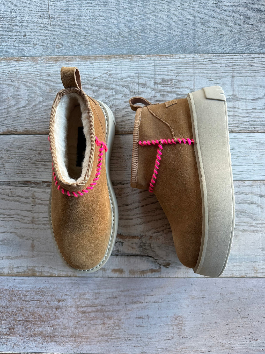 stivaletto scamosciato con cuciture rosa