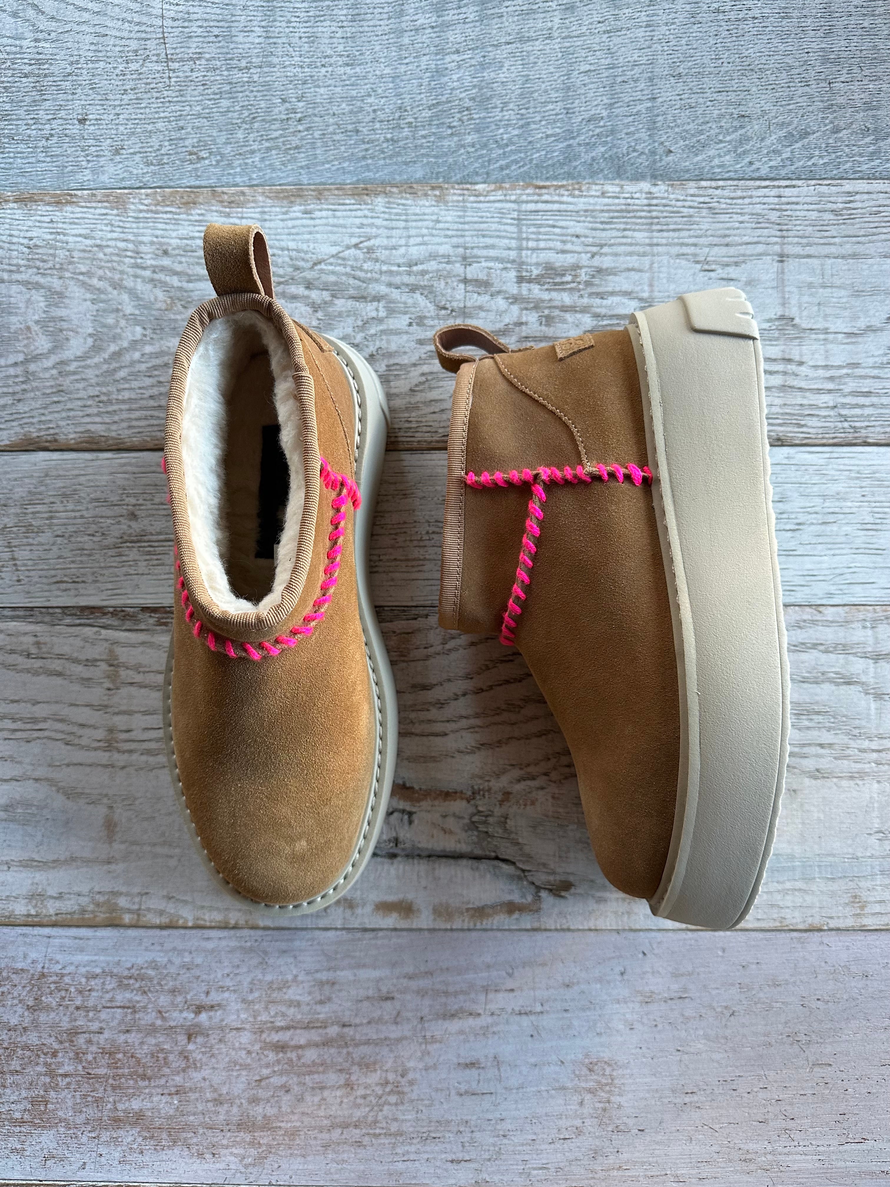 stivaletto scamosciato con cuciture rosa