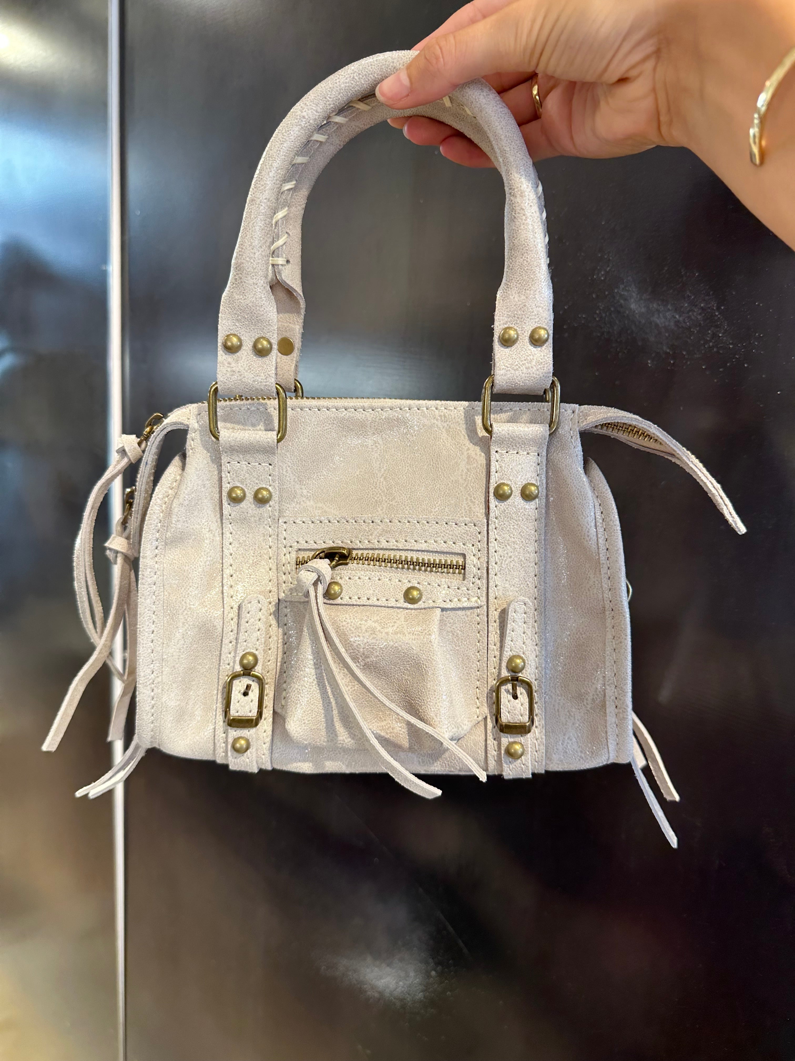 Minibag in pelle con borchie tonde e lacci