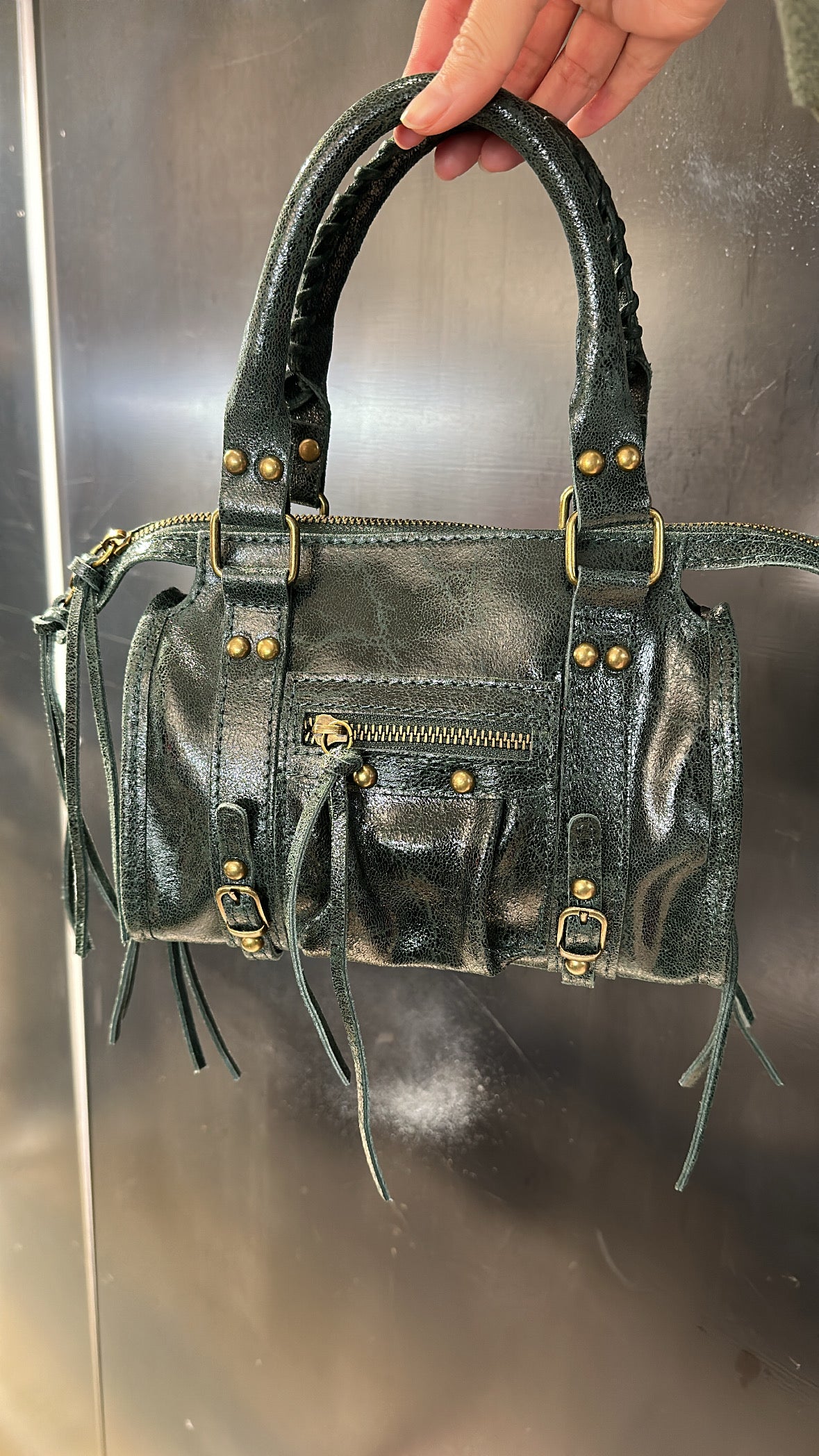 Minibag in pelle con borchie tonde e lacci