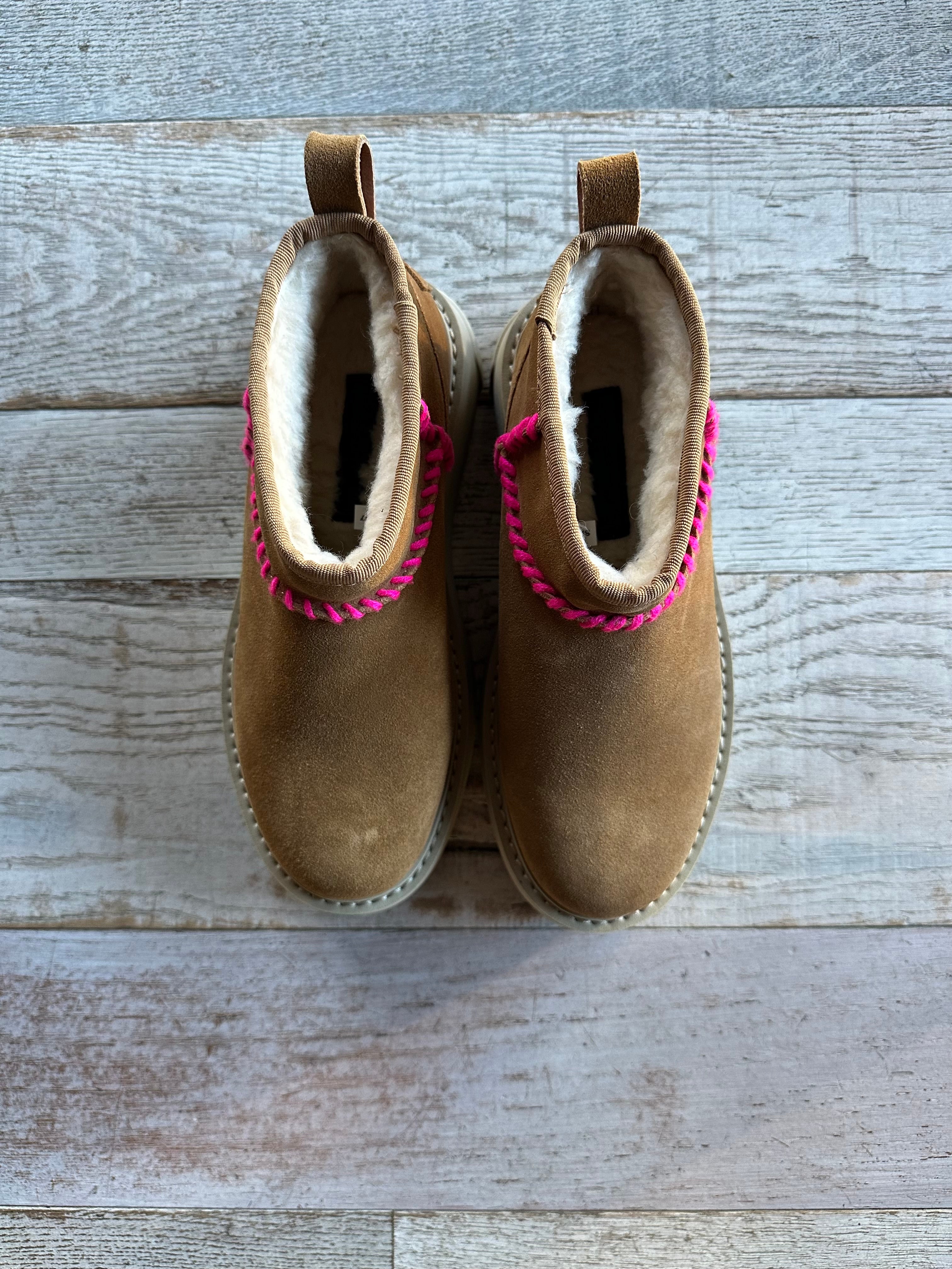 stivaletto scamosciato con cuciture rosa