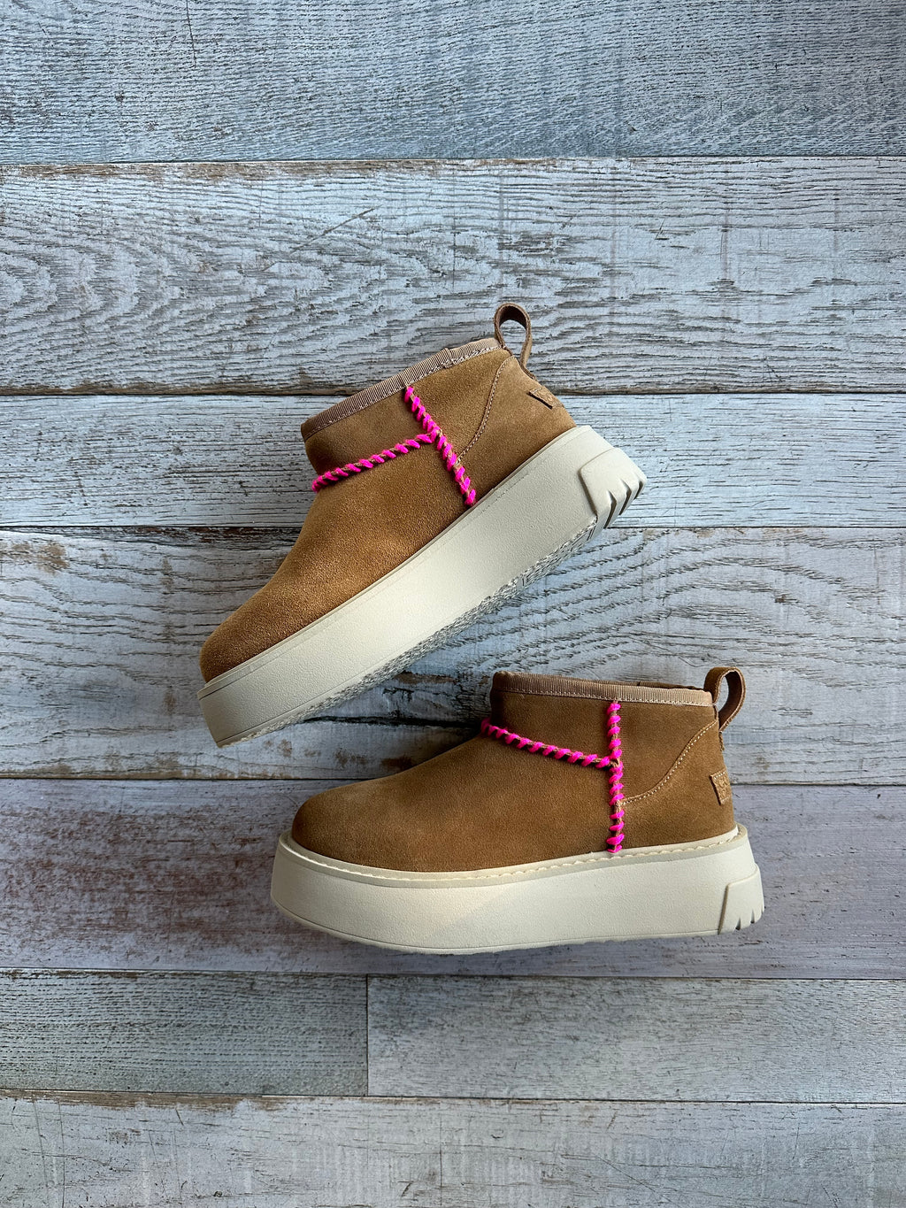 stivaletto scamosciato con cuciture rosa