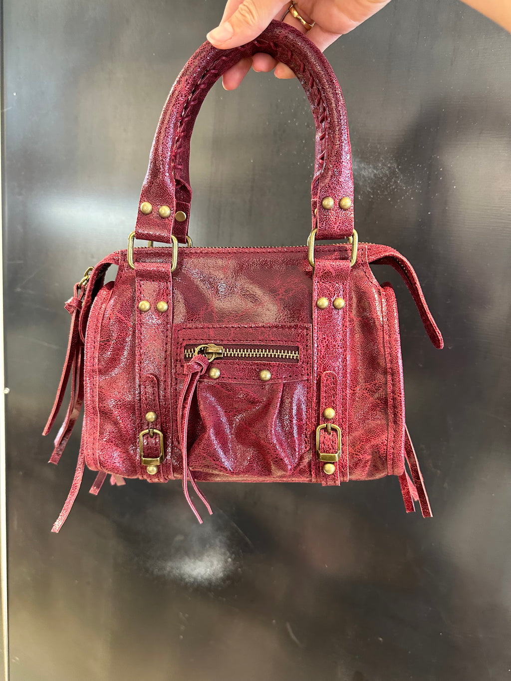 Minibag in pelle con borchie tonde e lacci