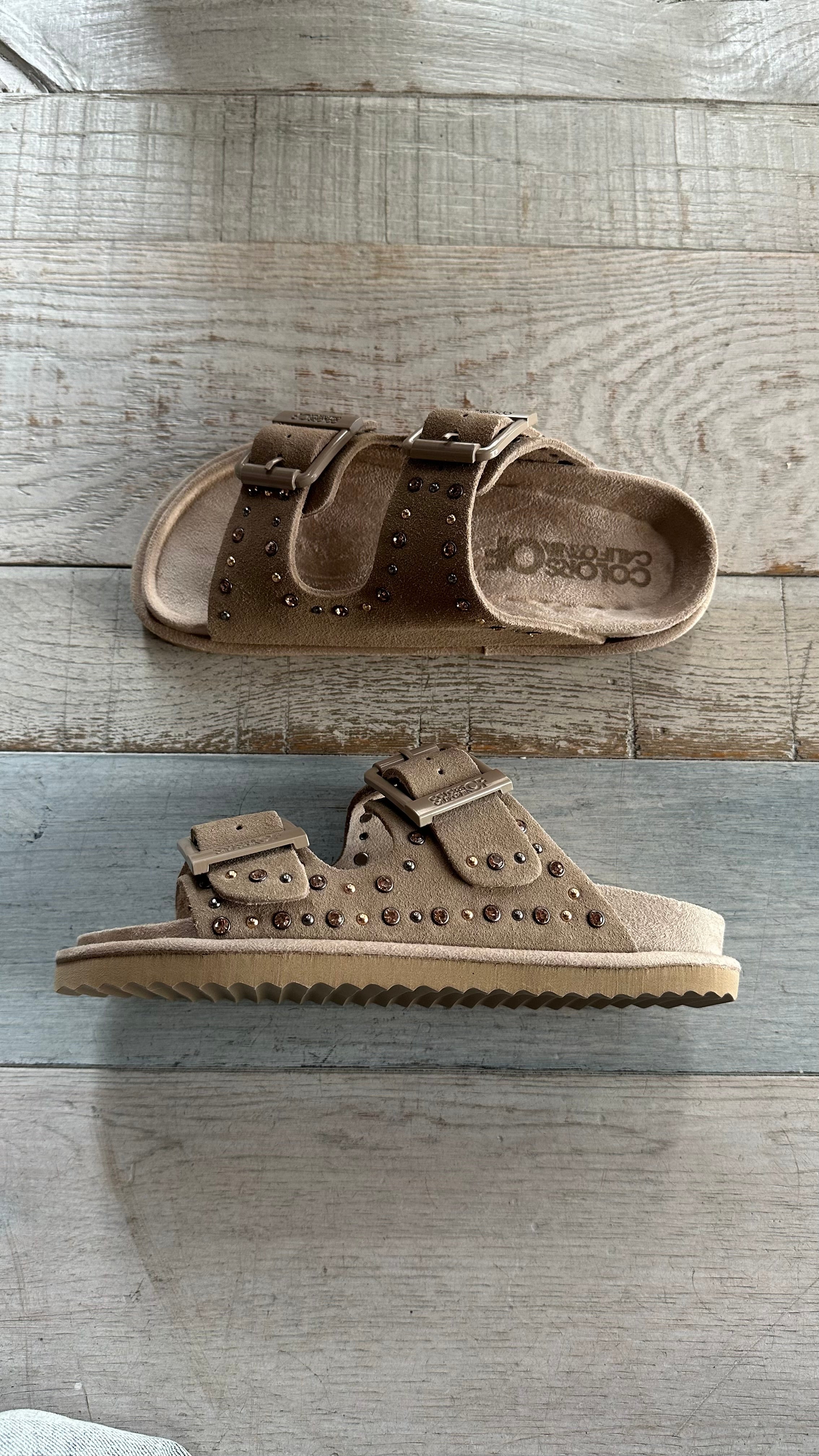 Sandalo in Camoscio Taupe con Strass