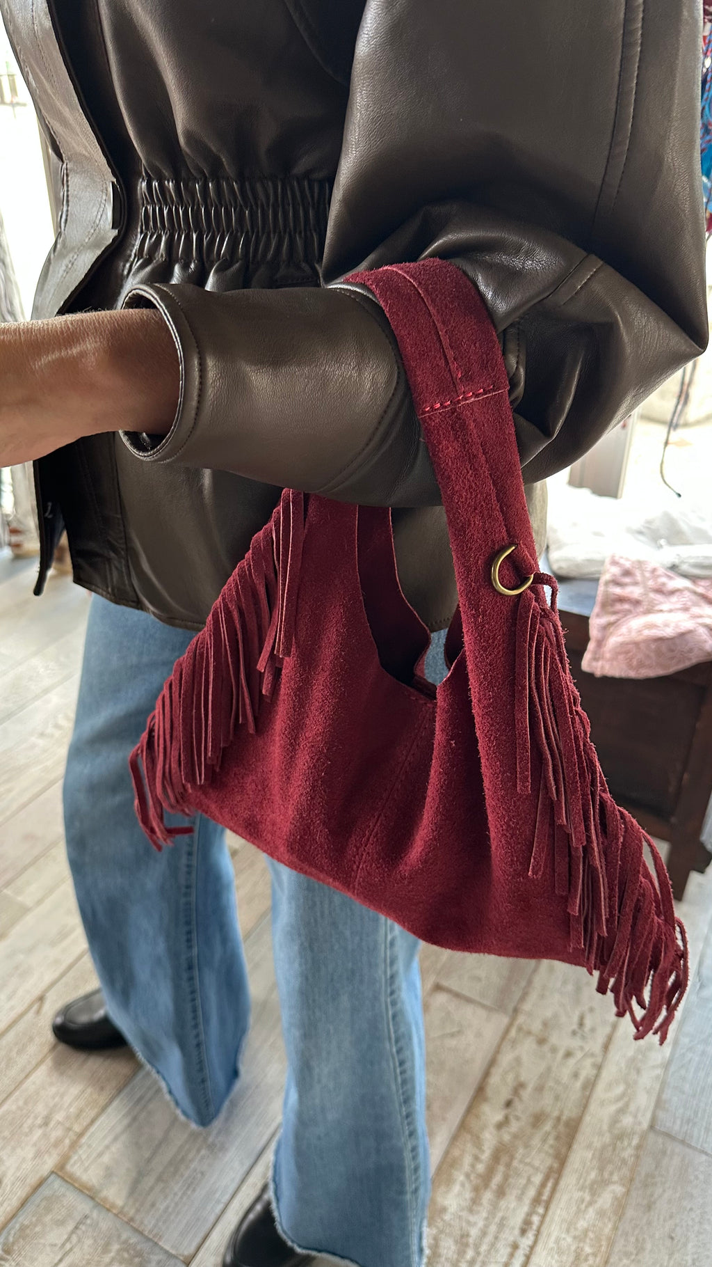 Borsa in camoscio sfrangiata
