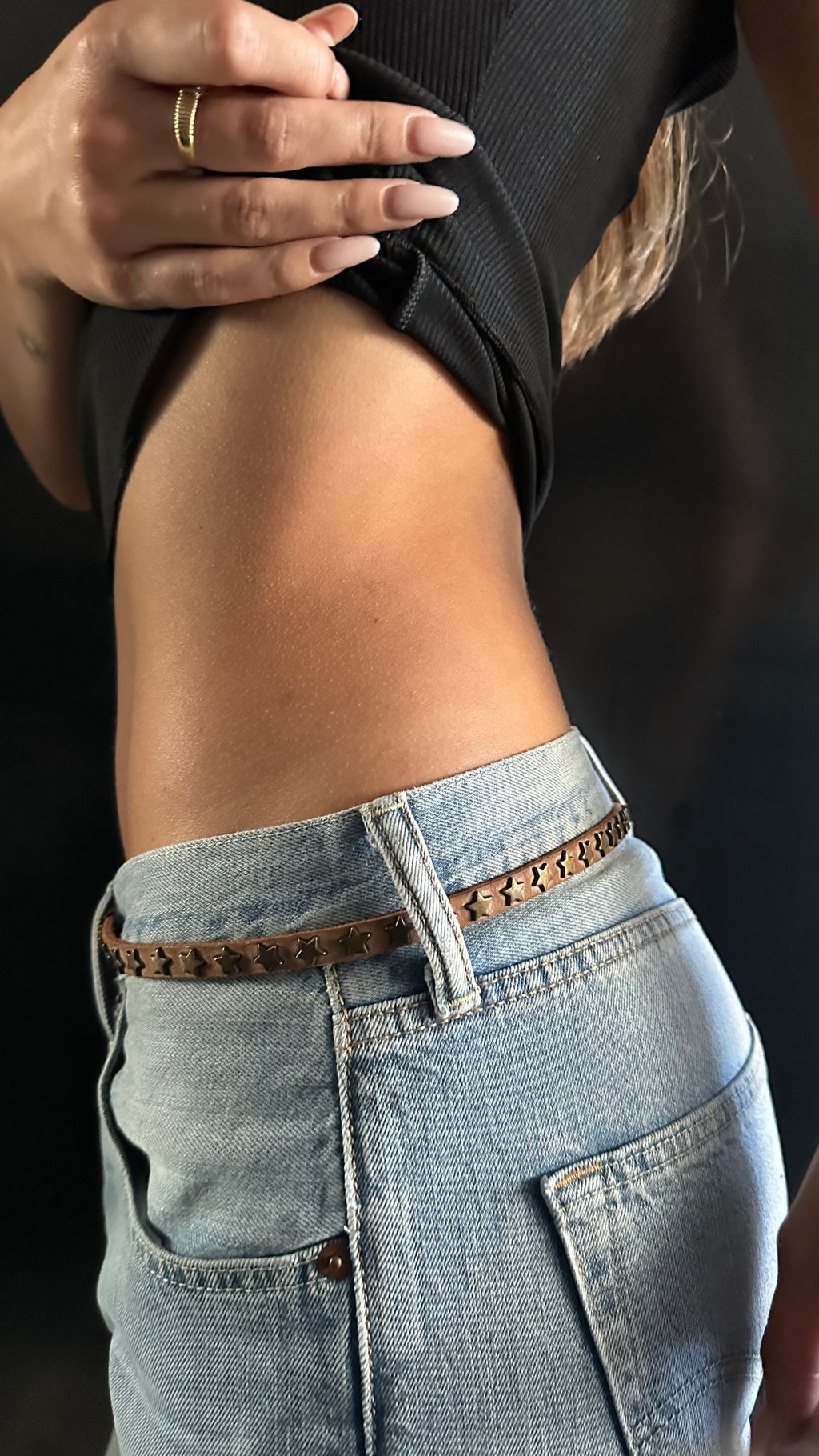 Cintura Skinny in Pelle Vintage con Stelle Intagliate