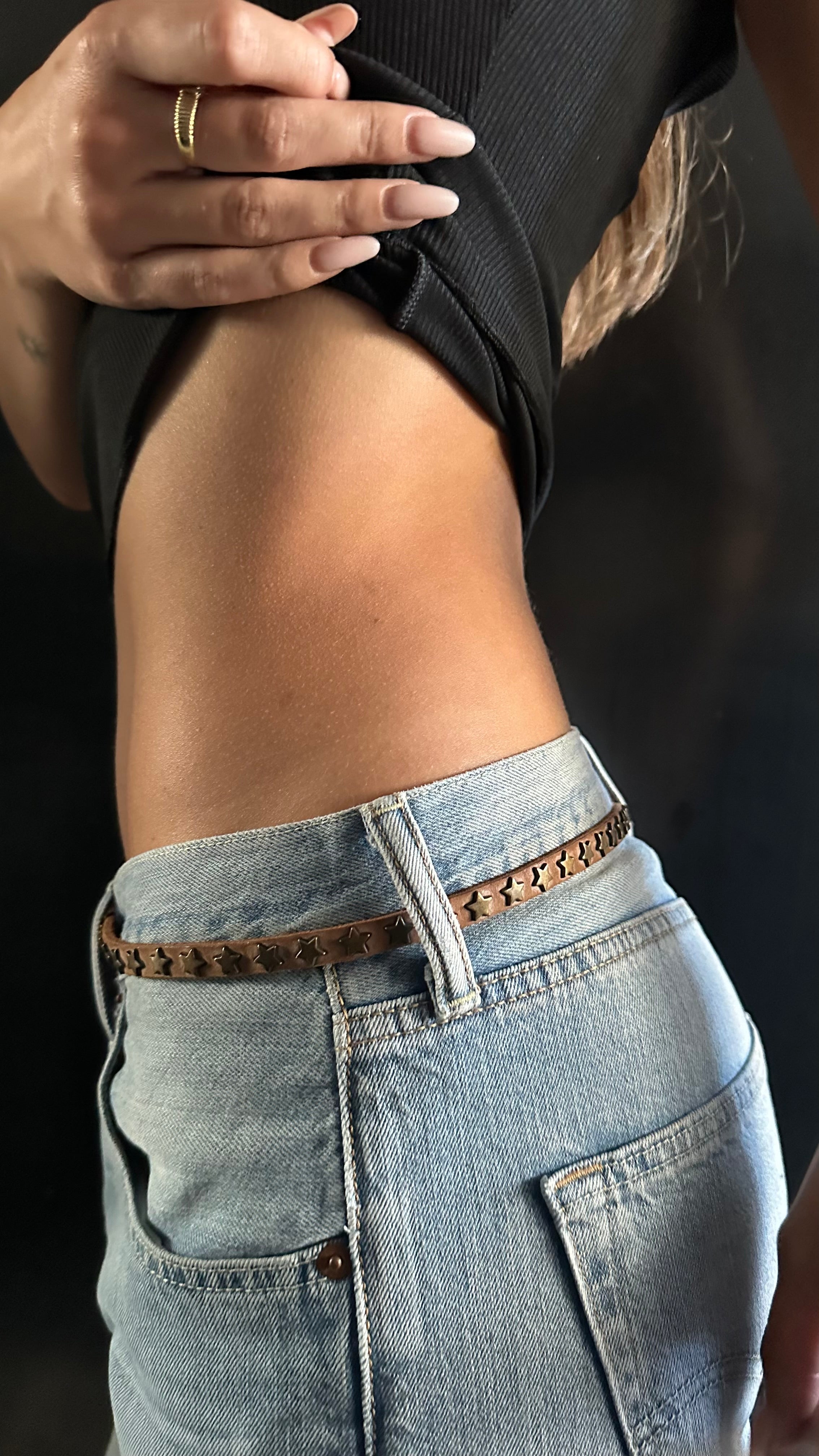 Cintura Skinny in Pelle Vintage con Stelle Intagliate