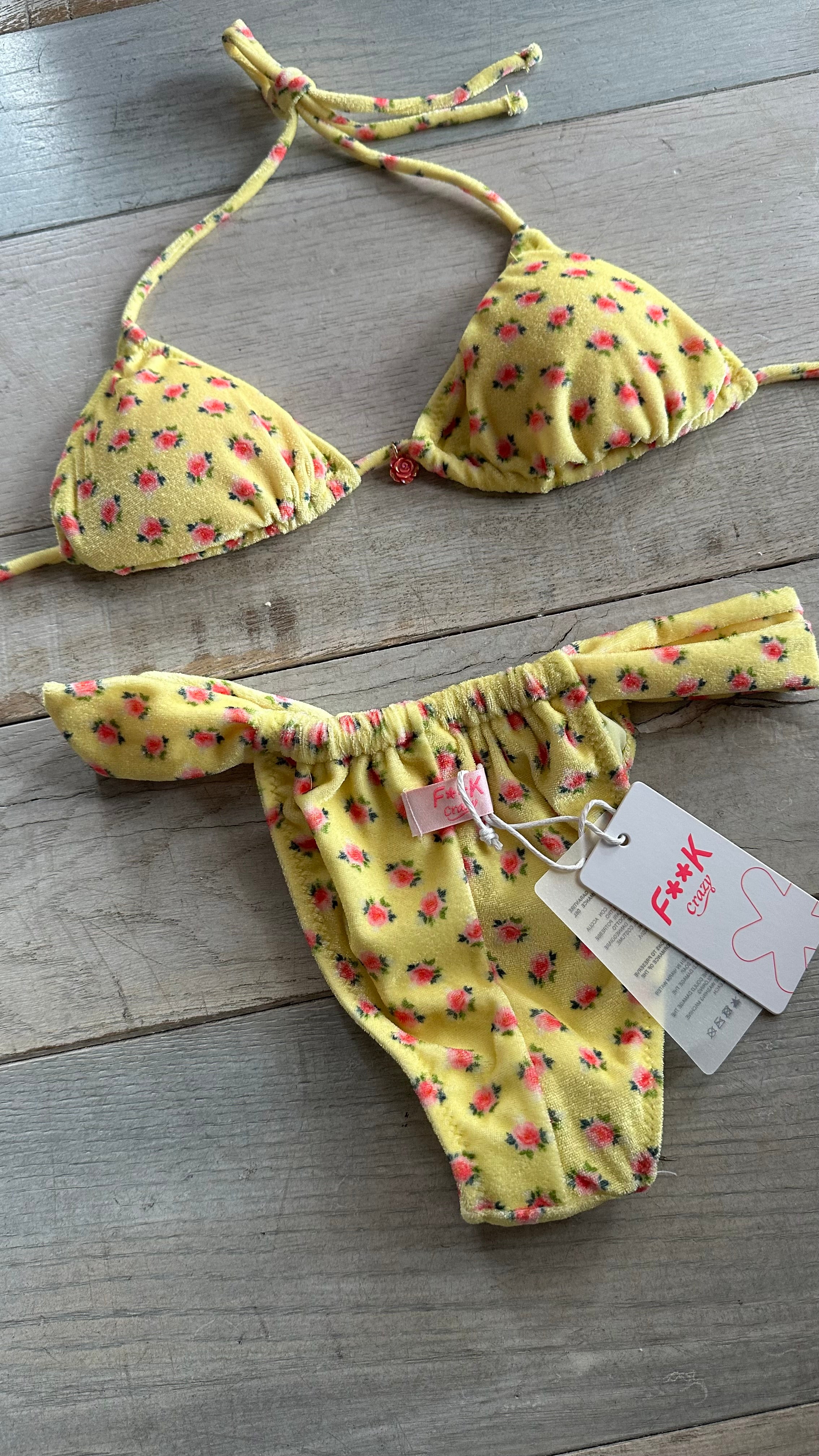 Triangolo in Ciniglia Fiori Giallo Pastello