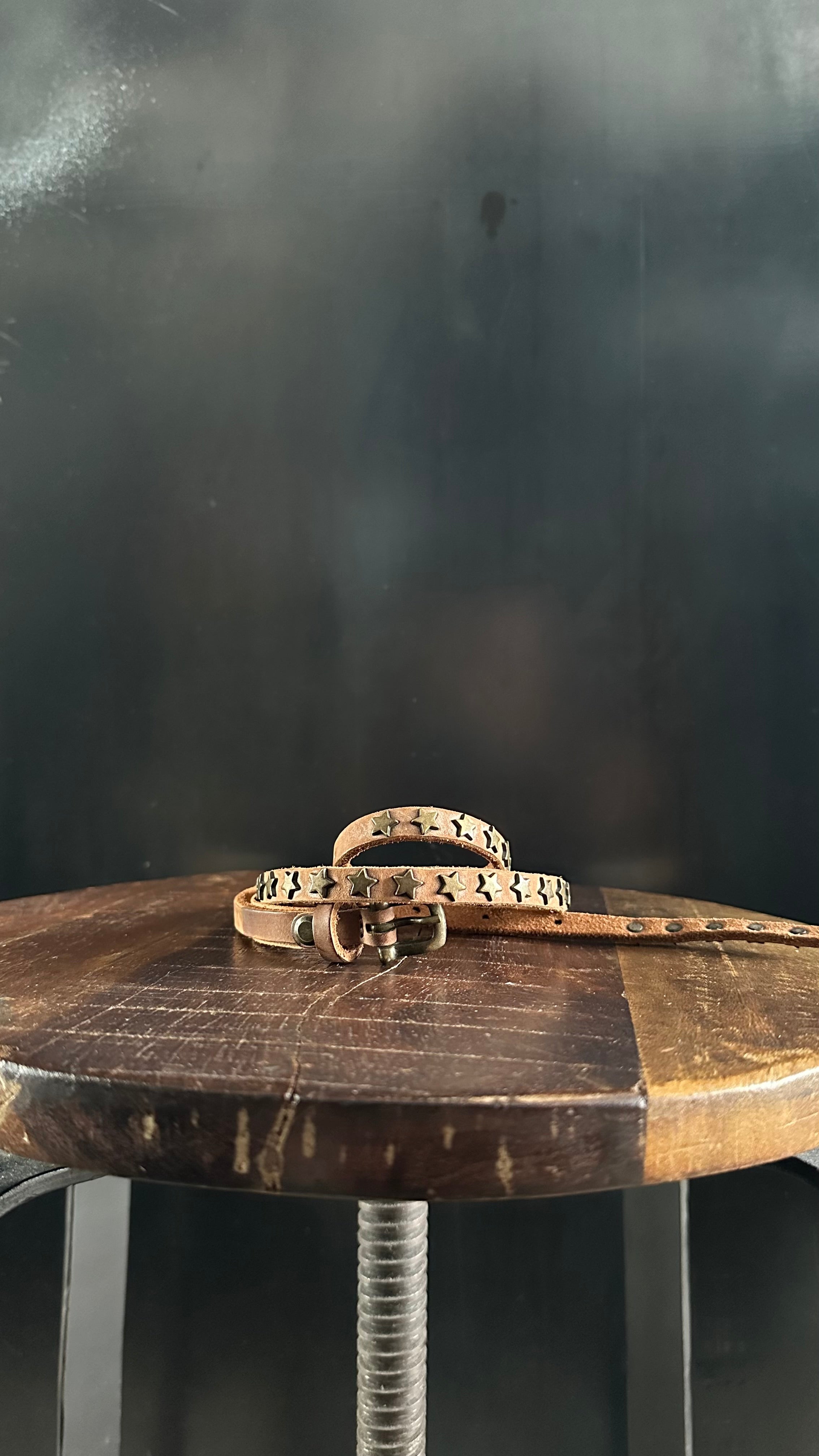 Cintura Skinny in Pelle Vintage con Stelle Intagliate