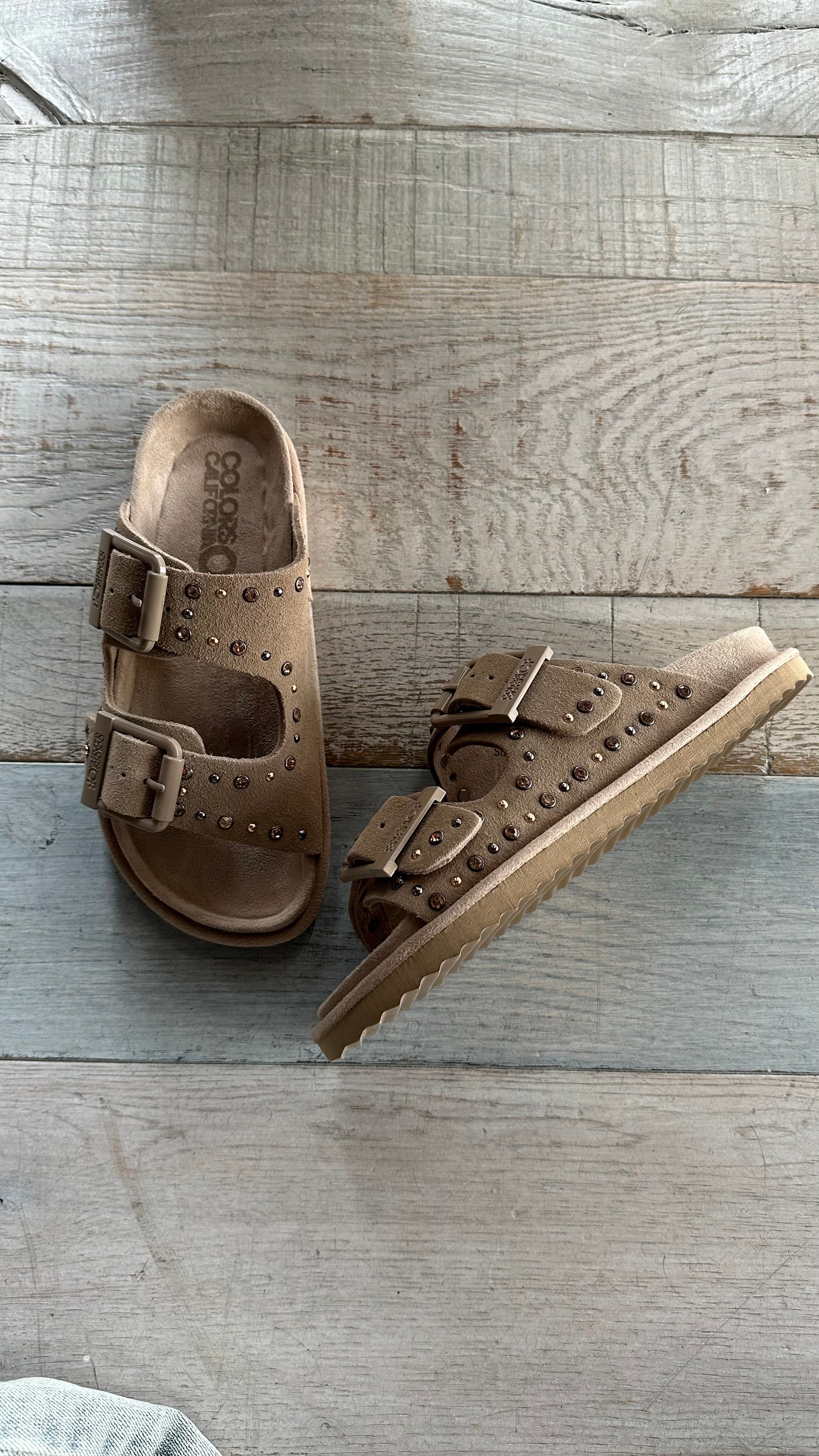 Sandalo in Camoscio Taupe con Strass