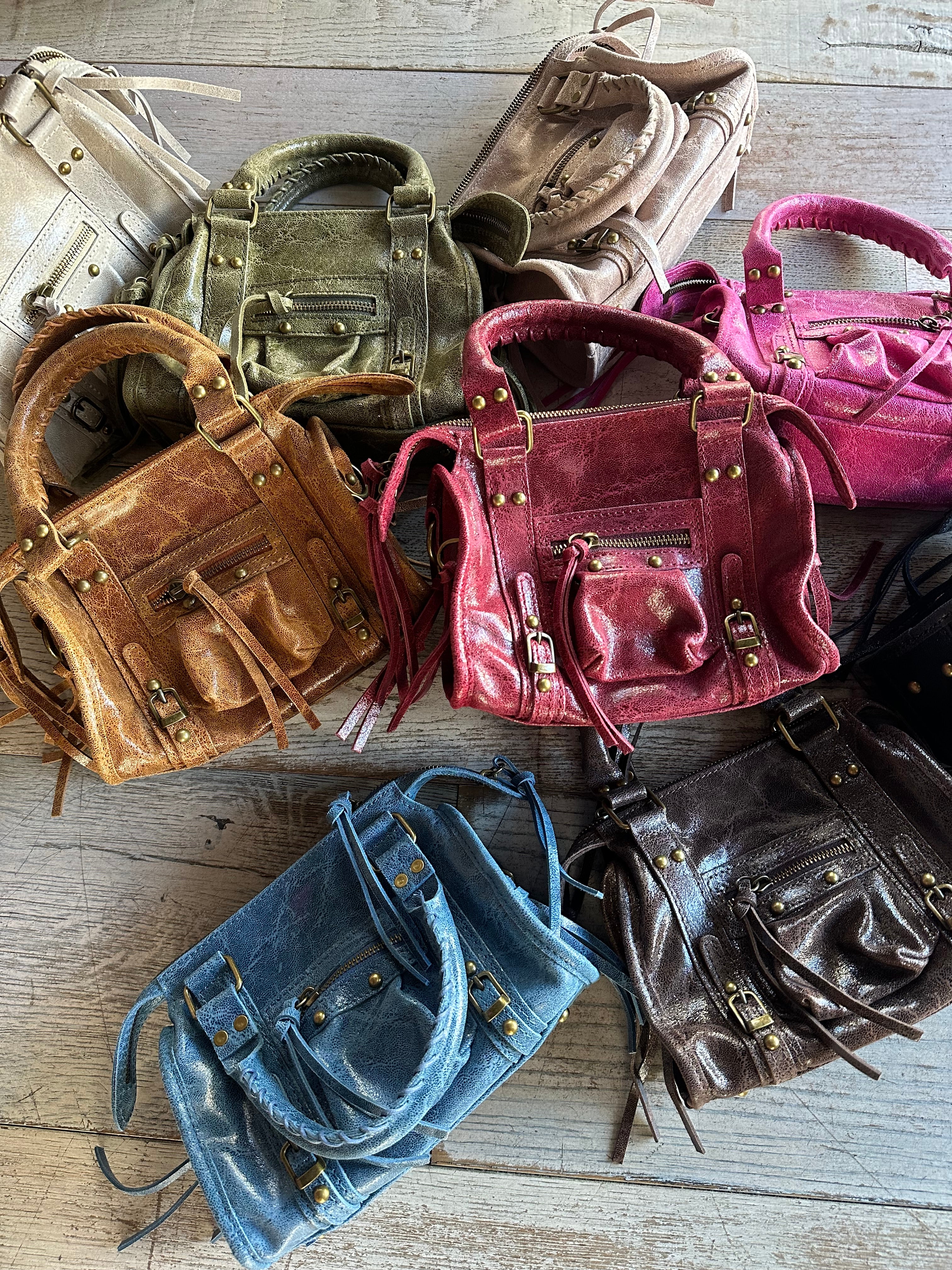 Minibag in pelle con borchie tonde e lacci