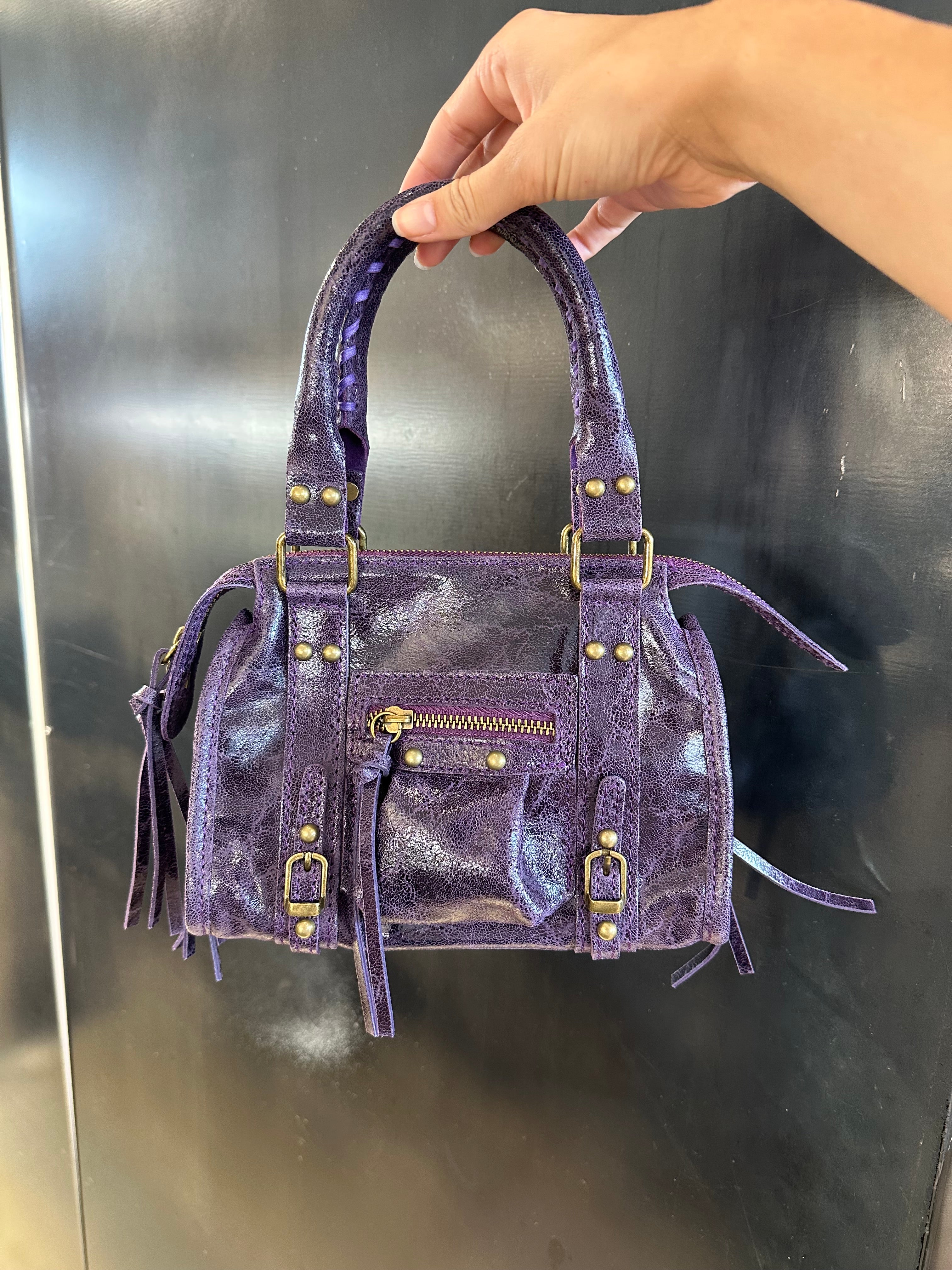 Minibag in pelle con borchie tonde e lacci