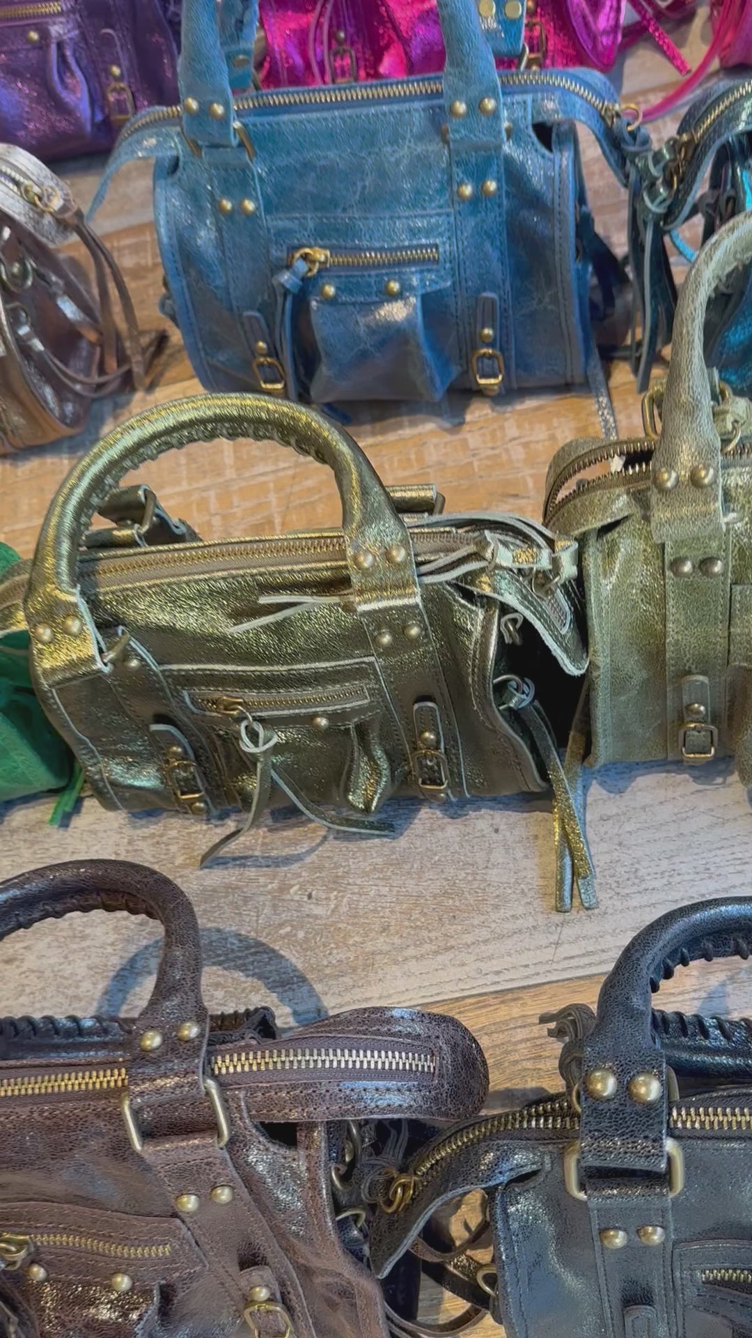 Minibag in pelle con borchie tonde e lacci