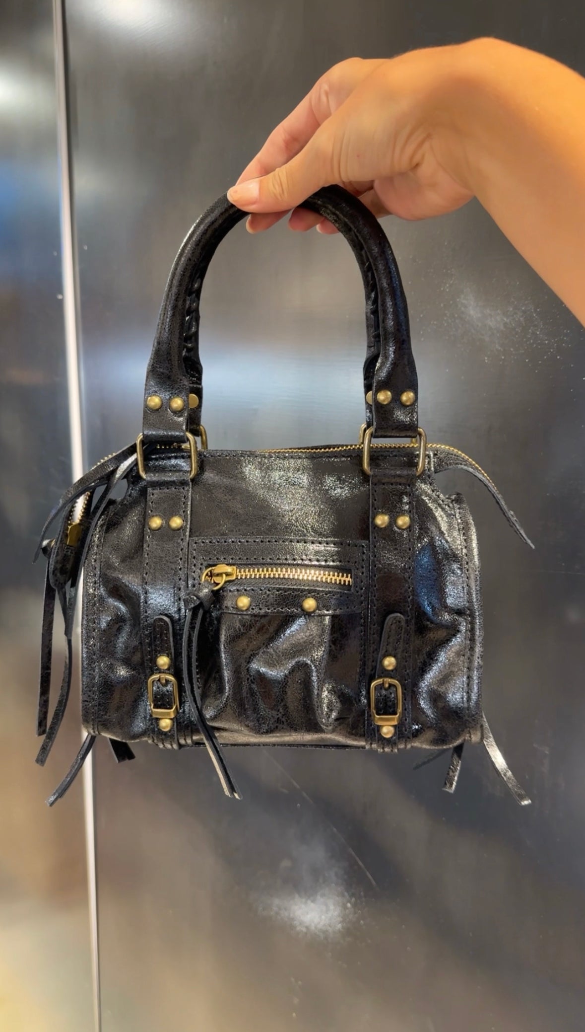 Borsa in pelle con borchie tonde e lacci