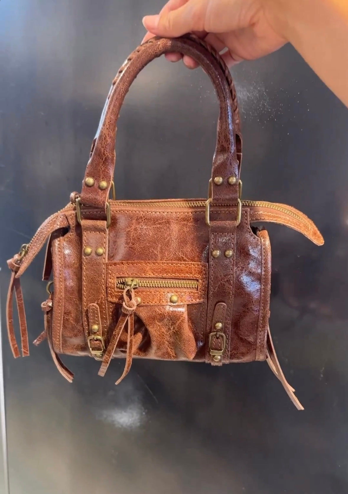 Minibag in pelle con borchie tonde e lacci