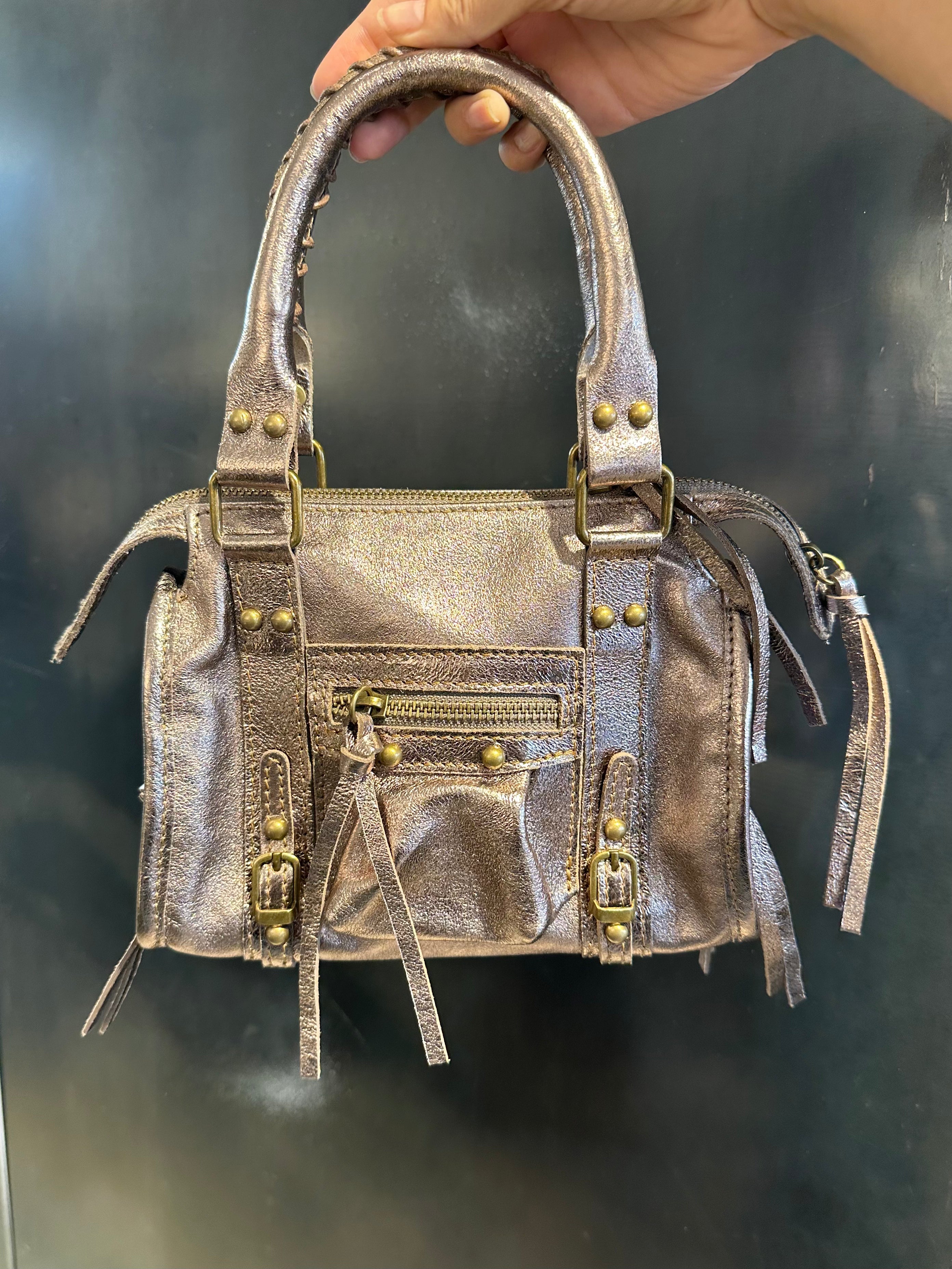 Minibag in pelle con borchie tonde e lacci