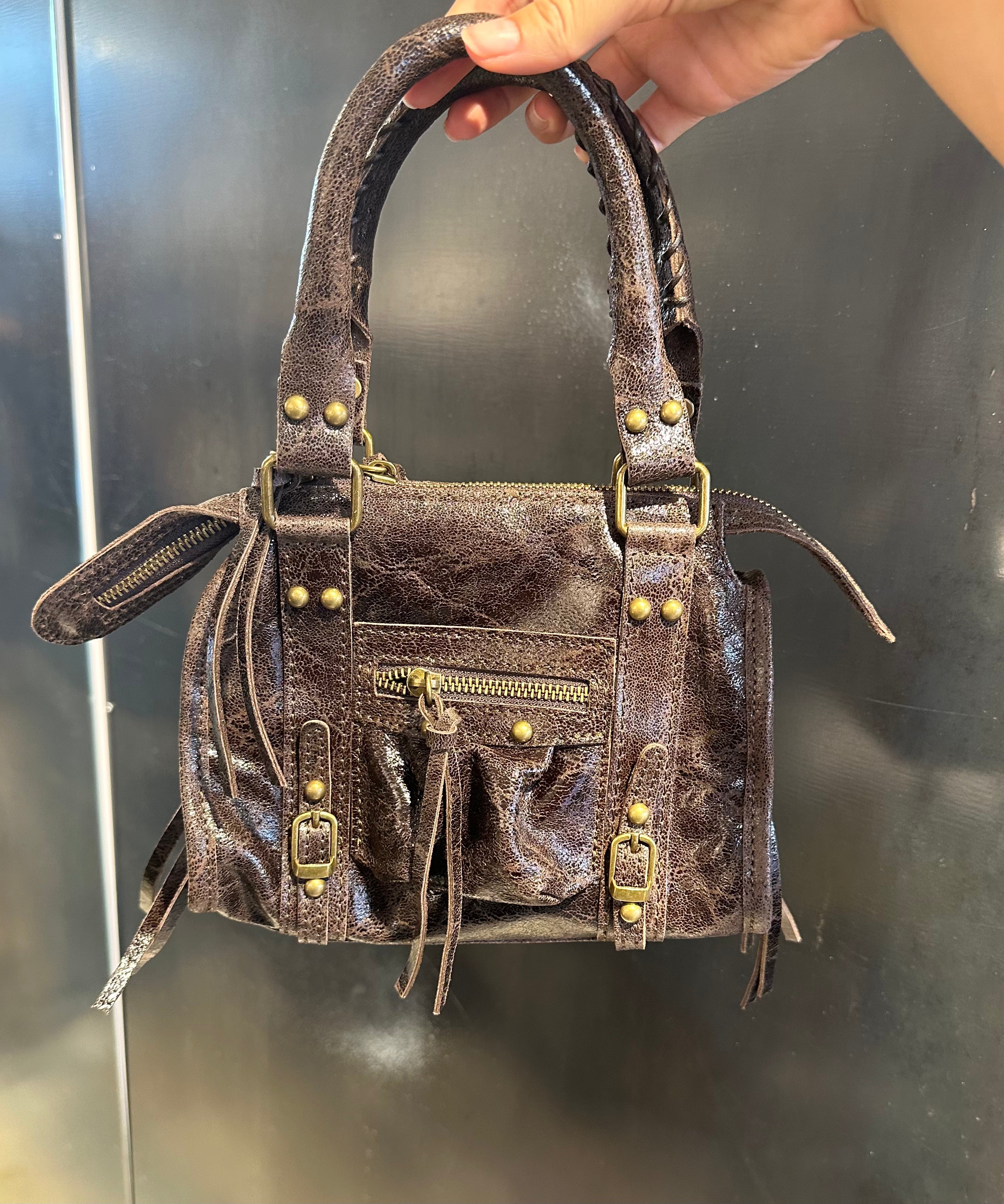 Minibag in pelle con borchie tonde e lacci