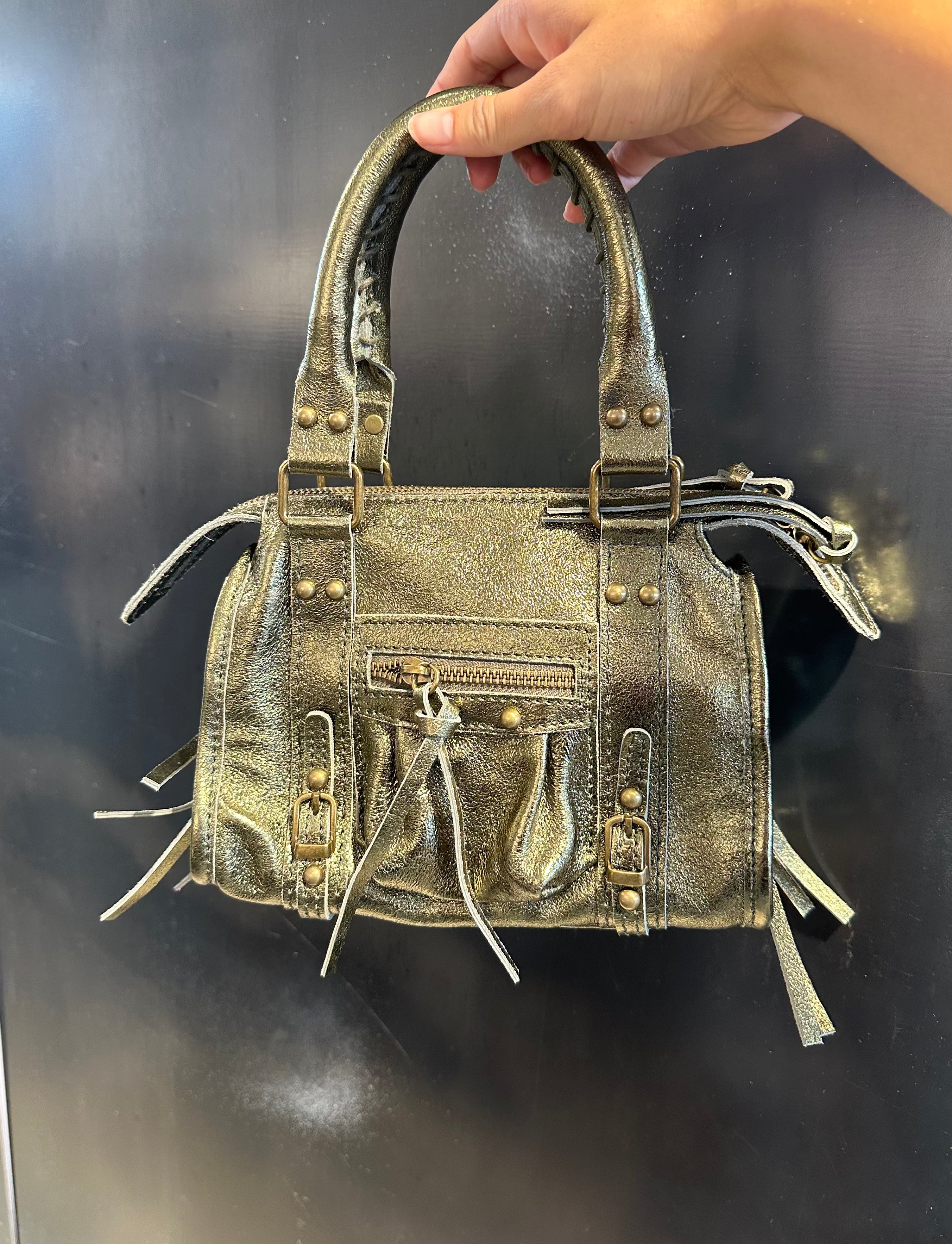 Minibag in pelle con borchie tonde e lacci