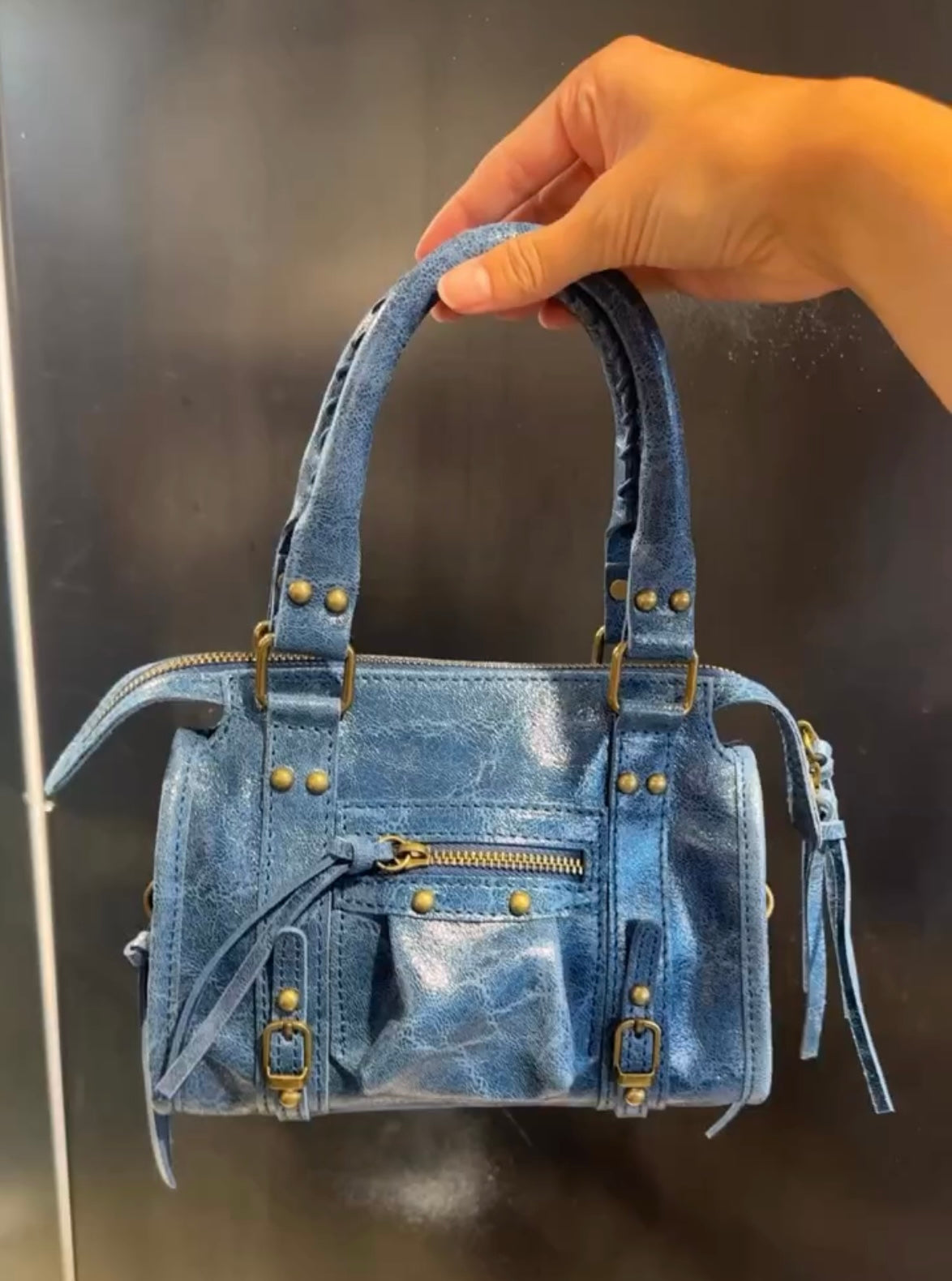 Minibag in pelle con borchie tonde e lacci