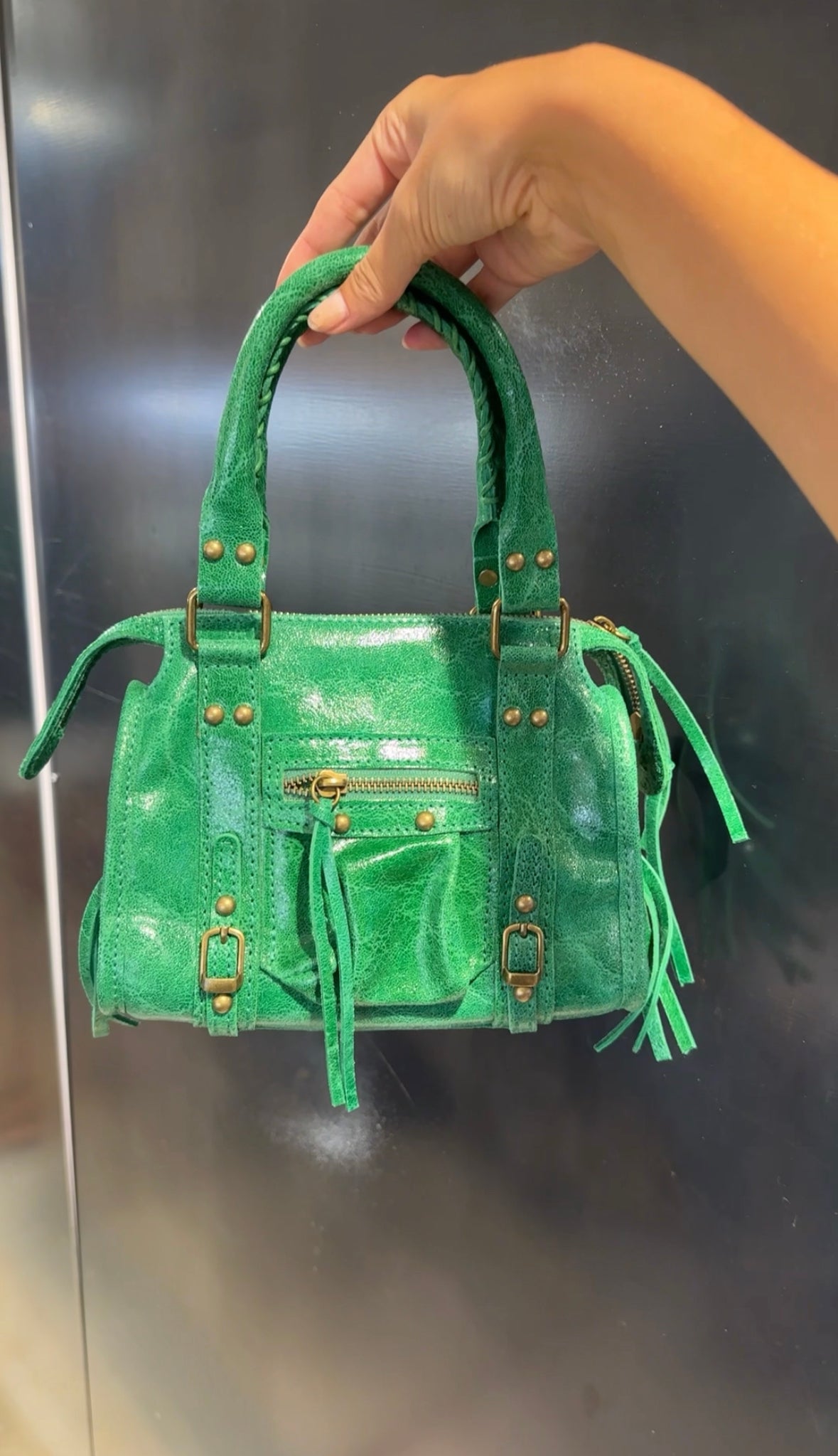 Minibag in pelle con borchie tonde e lacci
