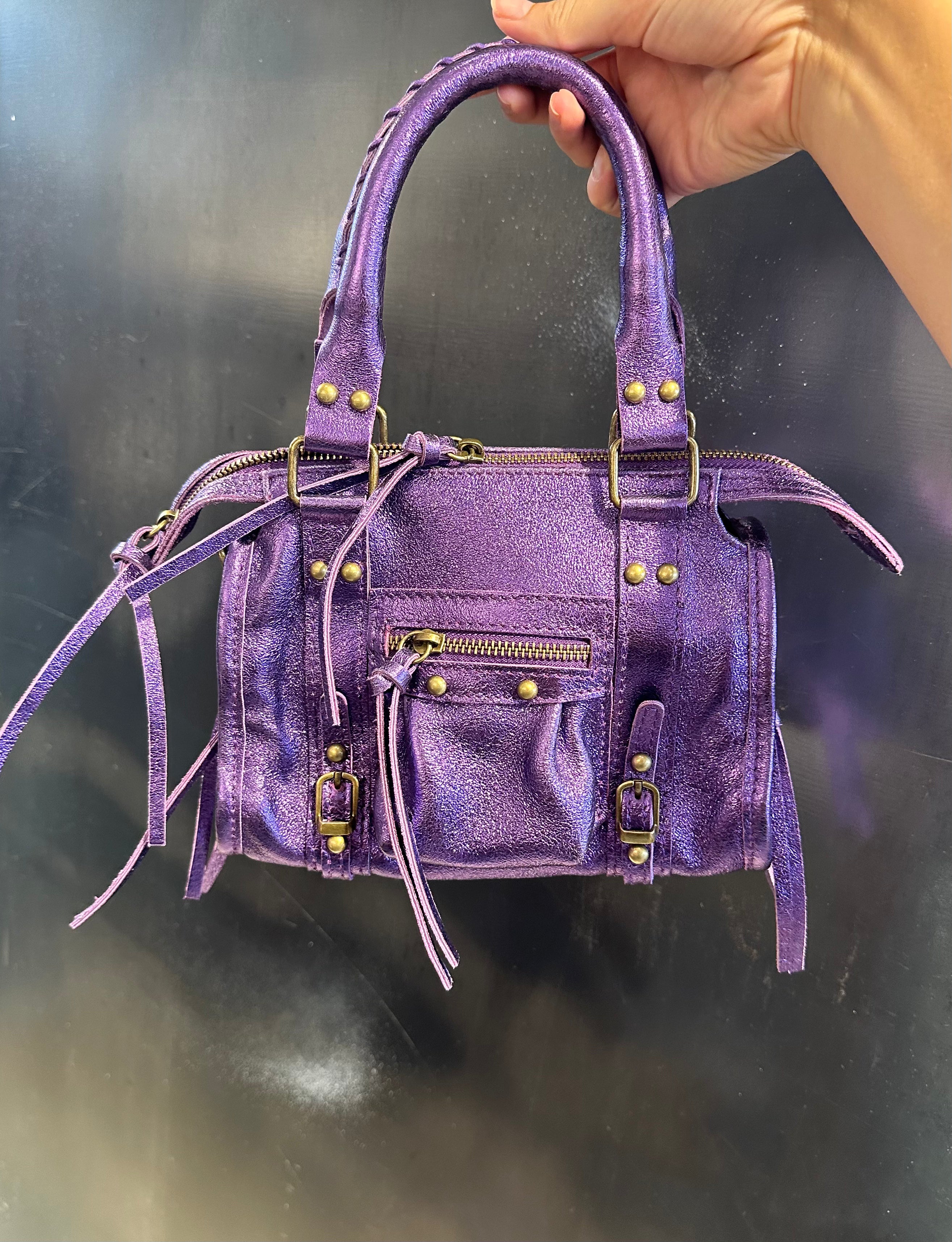 Minibag in pelle con borchie tonde e lacci